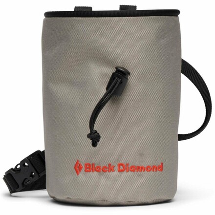 Der Black Diamond Mojo Chalk Bag ist ein formstabiler Klassiker mit Bürstenhalterung, verstärktem Rand und einem praktischen Kordelzug.