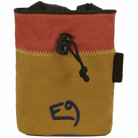 Der E9 Aglio Z Chalk Bag ist ein robuster und geräumiger Chalk Bag aus reiner Baumwolle. Sein praktischer Kordelzug lässt sich auch einhändig bedienen.