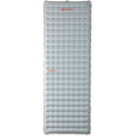 Die Nemo Tensor All-Season Ultralight Insulated Sleeping Pad Isomatte ist eine leichte, geräuscharme und gemütliche Matte, die inklusive Pumpsack kommt.