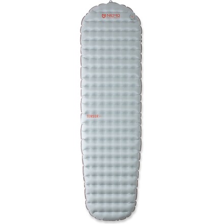 Die Nemo Tensor All-Season Ultralight Insulated Sleeping Pad Isomatte ist eine leichte, geräuscharme und gemütliche Matte, die inklusive Pumpsack kommt.