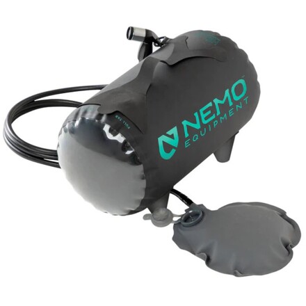 Die leichte Nemo Equipment Helio Druckdusche ist besonders vielseitig einsetzbar und kommt dank ihres langen Neoprenschlauchs auch in entlegene Winkel.