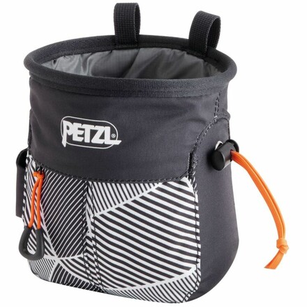 Der Petzl Sakapoche Chalkbag ist ideal zum Klettern, hat eine praktische Tasche und wird mit Gürtel ausgeliefert. Im Klettershop online sicher bestellen