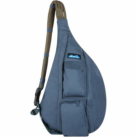 Die Rope Bag Tasche von Kavu ist mit ihrem Gurt aus Kletterseil und ihrer robusten Baumwolle die ideale Begleiterin für wolkenlose Tage.