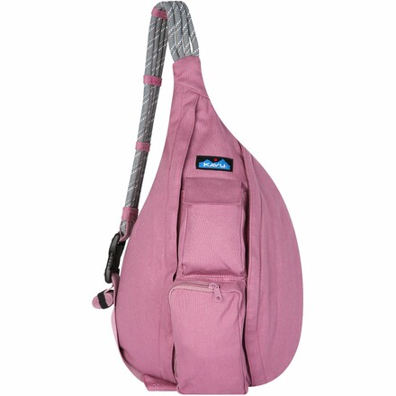 Die Rope Bag Tasche von Kavu ist mit ihrem Gurt aus Kletterseil und ihrer robusten Baumwolle die ideale Begleiterin für wolkenlose Tage.