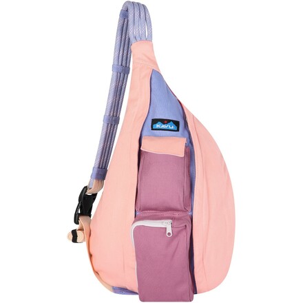 Die Rope Bag Tasche von Kavu ist mit ihrem Gurt aus Kletterseil und ihrer robusten Baumwolle die ideale Begleiterin für wolkenlose Tage.