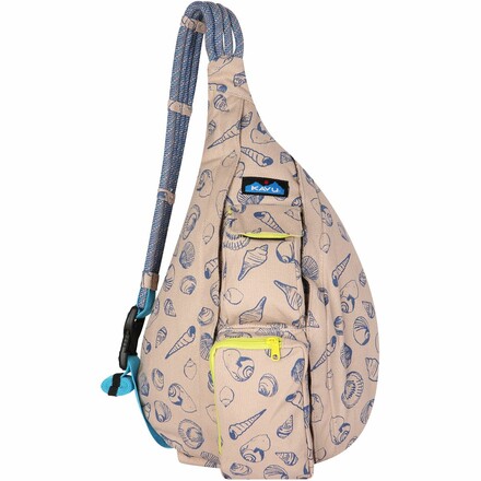 Die Rope Bag Tasche von Kavu ist mit ihrem Gurt aus Kletterseil und ihrer robusten Baumwolle die ideale Begleiterin für wolkenlose Tage.