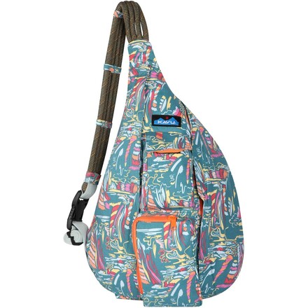 Die Rope Bag Tasche von Kavu ist mit ihrem Gurt aus Kletterseil und ihrer robusten Baumwolle die ideale Begleiterin für wolkenlose Tage.