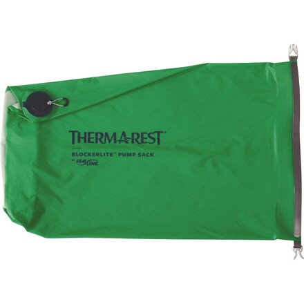 Der Therm-a-Rest BlockerLite Pumpsack bläst nicht nur Matten mit TwinLock- und WingLock-Ventilen auf, sondern ist zugleich ein zuverlässiger Packsack.