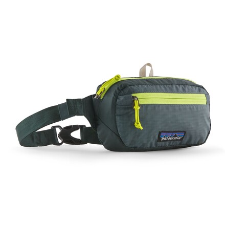 Die Patagonia Ultralight Black Hole Mini Hip Pack ist eine sehr leichte und wasserabweisende Hüfttasche, die Platz für deine wesentlichen Dinge bietet.