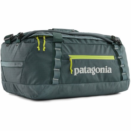 Die kompakte und vielseitige Patagonia Black Hole Duffel 40L ist sehr strapazierfähig und darf bei den meisten Fluggesellschaft als Handgepäck mitreisen.