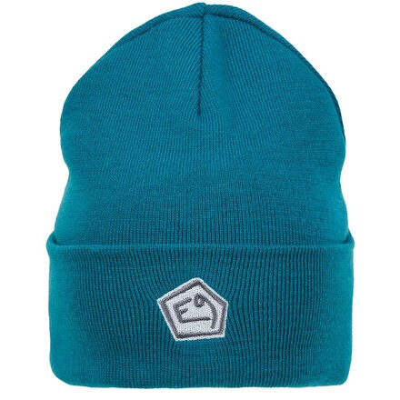 Die kuschelige E9 Beanie hält dich die gesamte kalte Jahreszeit über schön warm und begleitet dich robust auf allen Abenteuern. Online bei Chalkr bestellen