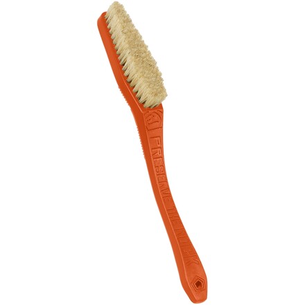 Die E9 Hump Brush ist eine praktische Boulderbürste mit natürlichen Borsten und einem verlängerten Griff. Im Onlineshop Chalkr bestellen.