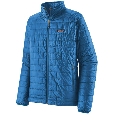 Die Patagonia Nano Puff Jacket ist eine warme Winterjacke mit PrimaLoft Kunstfaserisolation, die komplett aus recycelten Materialien hergestellt wird