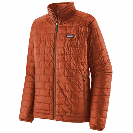 Die Patagonia Nano Puff Jacket ist eine warme Winterjacke mit PrimaLoft Kunstfaserisolation, die komplett aus recycelten Materialien hergestellt wird