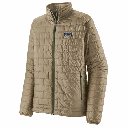 Die Patagonia Nano Puff Jacket ist eine warme Winterjacke mit PrimaLoft Kunstfaserisolation, die komplett aus recycelten Materialien hergestellt wird