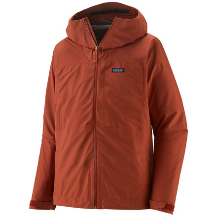 Die Patagonia Boulder Fork Rain Jacket Hardshelljacke ist sehr  leicht und atmungsaktiv und eignet sich für lange Trekkingtouren auch im alpinen Bereich.