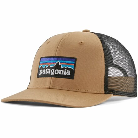 Die robuste Patagonia P-6 Logo Trucker Hat Basecap überzeugt durch ihren hohen Tragekomfort und den aus recycelten Fischernetzen bestehenden Schirmkern