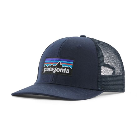 Die robuste Patagonia P-6 Logo Trucker Hat Basecap überzeugt durch ihren hohen Tragekomfort und den aus recycelten Fischernetzen bestehenden Schirmkern