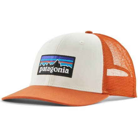 Die robuste Patagonia P-6 Logo Trucker Hat Basecap überzeugt durch ihren hohen Tragekomfort und den aus recycelten Fischernetzen bestehenden Schirmkern