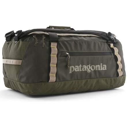 Die kompakte und vielseitige Patagonia Black Hole Duffel 40L ist sehr strapazierfähig und darf bei den meisten Fluggesellschaft als Handgepäck mitreisen.