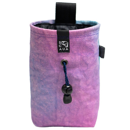 Der Tie Dye Chalk Bag von Scaua punktet mit viel Funktion, strapazierfähigem Material und einem stylischen Batik-Look. Jeder Chalk Bag ein Unikat!