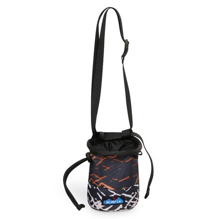 Die praktische Kavu Peak Seeker Chalk Bag hat einen integrierten Ring, der dir die Öffnung zu deinem Chalk nach Bedarf sicher und stabil offen hält.