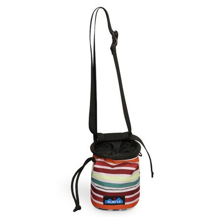 Die praktische Kavu Peak Seeker Chalk Bag hat einen integrierten Ring, der dir die Öffnung zu deinem Chalk nach Bedarf sicher und stabil offen hält.