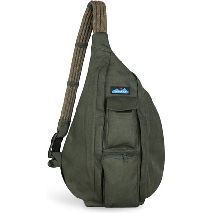 Die Rope Bag Tasche von Kavu ist mit ihrem Gurt aus Kletterseil und ihrer robusten Baumwolle die ideale Begleiterin für wolkenlose Tage.