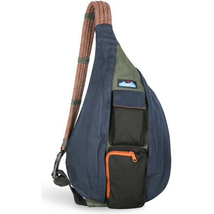 Die Rope Bag Tasche von Kavu ist mit ihrem Gurt aus Kletterseil und ihrer robusten Baumwolle die ideale Begleiterin für wolkenlose Tage.