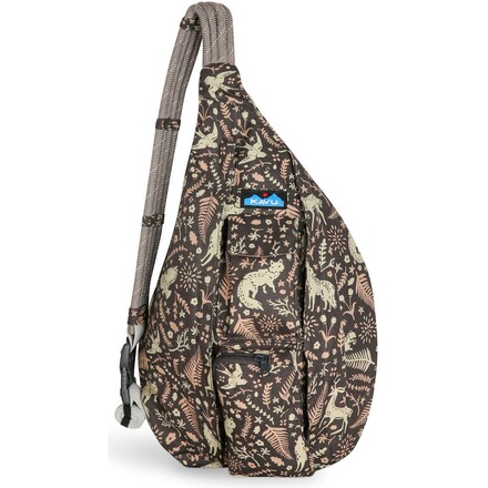 Die Rope Bag Tasche von Kavu ist mit ihrem Gurt aus Kletterseil und ihrer robusten Baumwolle die ideale Begleiterin für wolkenlose Tage.