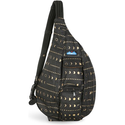 Die Rope Bag Tasche von Kavu ist mit ihrem Gurt aus Kletterseil und ihrer robusten Baumwolle die ideale Begleiterin für wolkenlose Tage.