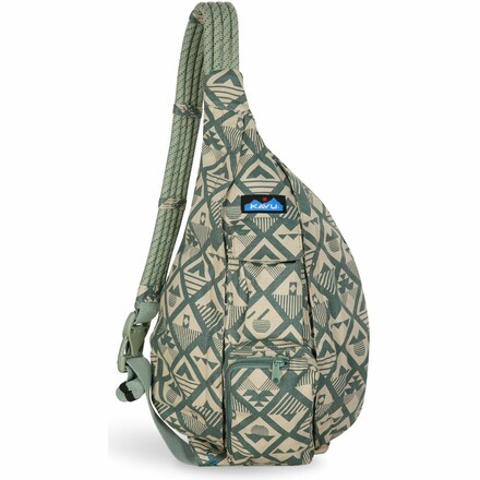 Die Rope Bag Tasche von Kavu ist mit ihrem Gurt aus Kletterseil und ihrer robusten Baumwolle die ideale Begleiterin für wolkenlose Tage.