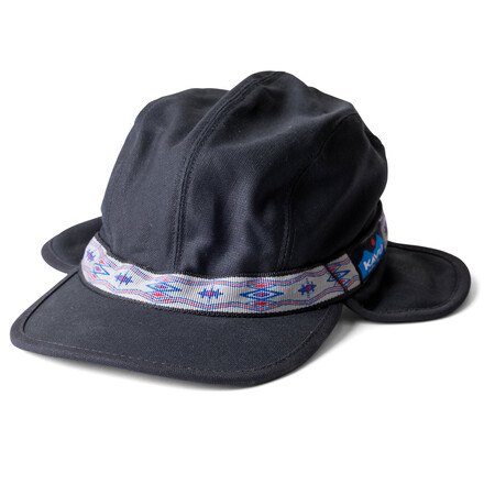 Die Kavu Strapcap Trapper ist eine Basecap mit wärmendem Fleecefutter und Ohrenklappen. Mit klassischem Gurtband und kleinem Logopatch an der Seite