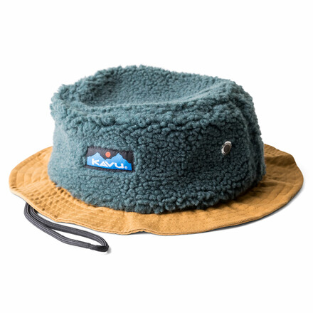 Mit der Kavu Fur Ball Boonie kannst du den Bucket Hat-Style auch im Herbst und Winter tragen. Aus weichem Sherpa-Fleece und mit einstellbarem Kinnriemen.