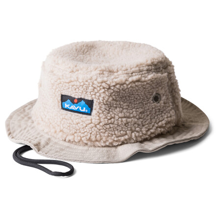 Mit der Kavu Fur Ball Boonie kannst du den Bucket Hat-Style auch im Herbst und Winter tragen. Aus weichem Sherpa-Fleece und mit einstellbarem Kinnriemen.