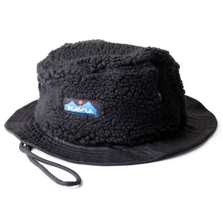 Mit der Kavu Fur Ball Boonie kannst du den Bucket Hat-Style auch im Herbst und Winter tragen. Aus weichem Sherpa-Fleece und mit einstellbarem Kinnriemen.