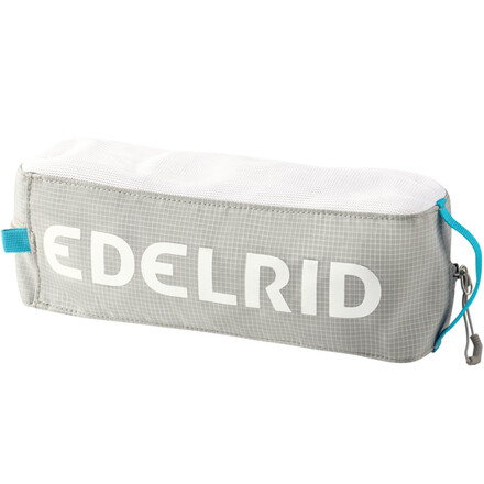 Mit der Crampon Bag Lite von Edelrid lassen sich deine Steigeisen sicher transportieren, während die ultraleichte Netztasche für schnelles Trocknen sorgt.