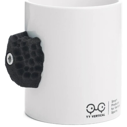 Die YY Vertical Climbing Mug hat statt eines gewöhnlichen Henkels einen waschechten Klettergriff und lässt dich bereits am Frühstückstisch trainieren.