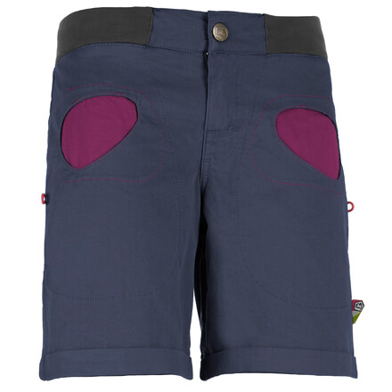 Die Onda Short ist eine kurze Boulderhose für Frauen, die mit ihren Beinem zum Hochkrempeln und den typischen runden Taschen für Sommerfeeling sorgt