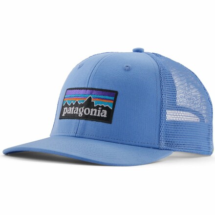 Die robuste Patagonia P-6 Logo Trucker Hat Basecap überzeugt durch ihren hohen Tragekomfort und den aus recycelten Fischernetzen bestehenden Schirmkern