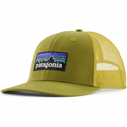 Die robuste Patagonia P-6 Logo Trucker Hat Basecap überzeugt durch ihren hohen Tragekomfort und den aus recycelten Fischernetzen bestehenden Schirmkern
