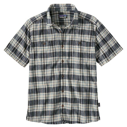 Das Back Step Shirt von Patagonia ist ein kurzärmeliges Hemd für Männer, das nicht nur gut aussieht, sondern auch gemütlich ist.