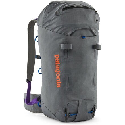 Der Ascensionist 35L ist ein echter Allrounder. Ein geräumiger Rucksack für entlegene Berge, der gleichzeitig kompakt genug für effizientes Klettern ist.