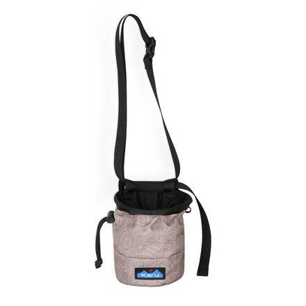 Die praktische Kavu Peak Seeker Chalk Bag hat einen integrierten Ring, der dir die Öffnung zu deinem Chalk nach Bedarf sicher und stabil offen hält.