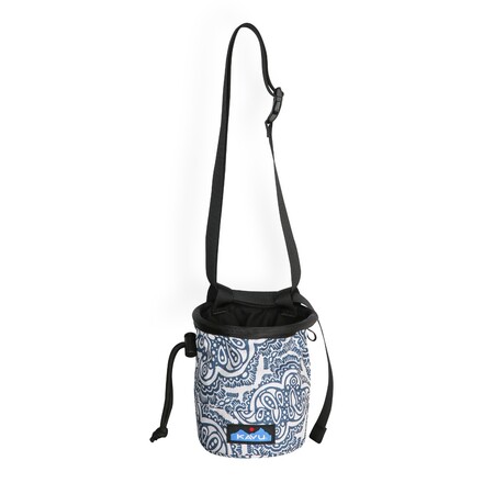 Die praktische Kavu Peak Seeker Chalk Bag hat einen integrierten Ring, der dir die Öffnung zu deinem Chalk nach Bedarf sicher und stabil offen hält.