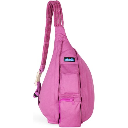 Die Rope Bag Tasche von Kavu ist mit ihrem Gurt aus Kletterseil und ihrer robusten Baumwolle die ideale Begleiterin für wolkenlose Tage.