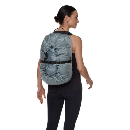 Der Neon Rope Bag ist ein Seilrucksack, in den ein 80m Seil, deine Kletterschuhe sowie deine Trinkflasche und Chalk-Bag passt. Vielleicht auch noch mehr.