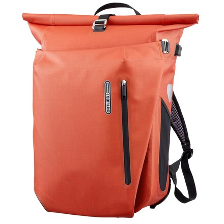 Die Ortlieb Vario ist eine robuste und geräumige Fahrradtasche, die sich im Nu in einen Rucksack verwandeln lässt. Ganz ohne Werkzeug zu montieren!
