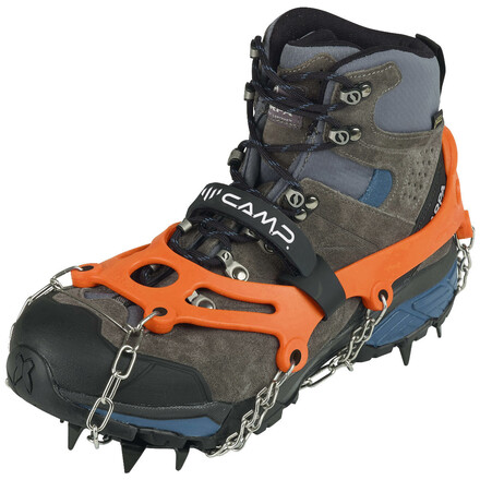 Der Camp Ice Master Grödel verfügt über 15 mm lange Zacken und ein bewegliches Vorderteil, dass einen natürlichen Gang auch auf Eis und Schnee ermöglicht.