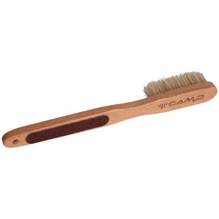 Die schmale Camp Climbing Brush Boulderbürste mit Naturborsten reinigt auch kleine Löcher und hat am ergonomischen Griff sogar eine Hautfeile.